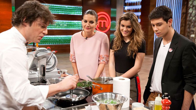 Amaia y Alfred cantarn en las cocinas de MasterChef 6