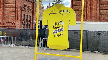 Maillot gegant per anunciar el 'Grand D�part' del Tour de Fran�a a l'Arc de Triomf de Barcelona