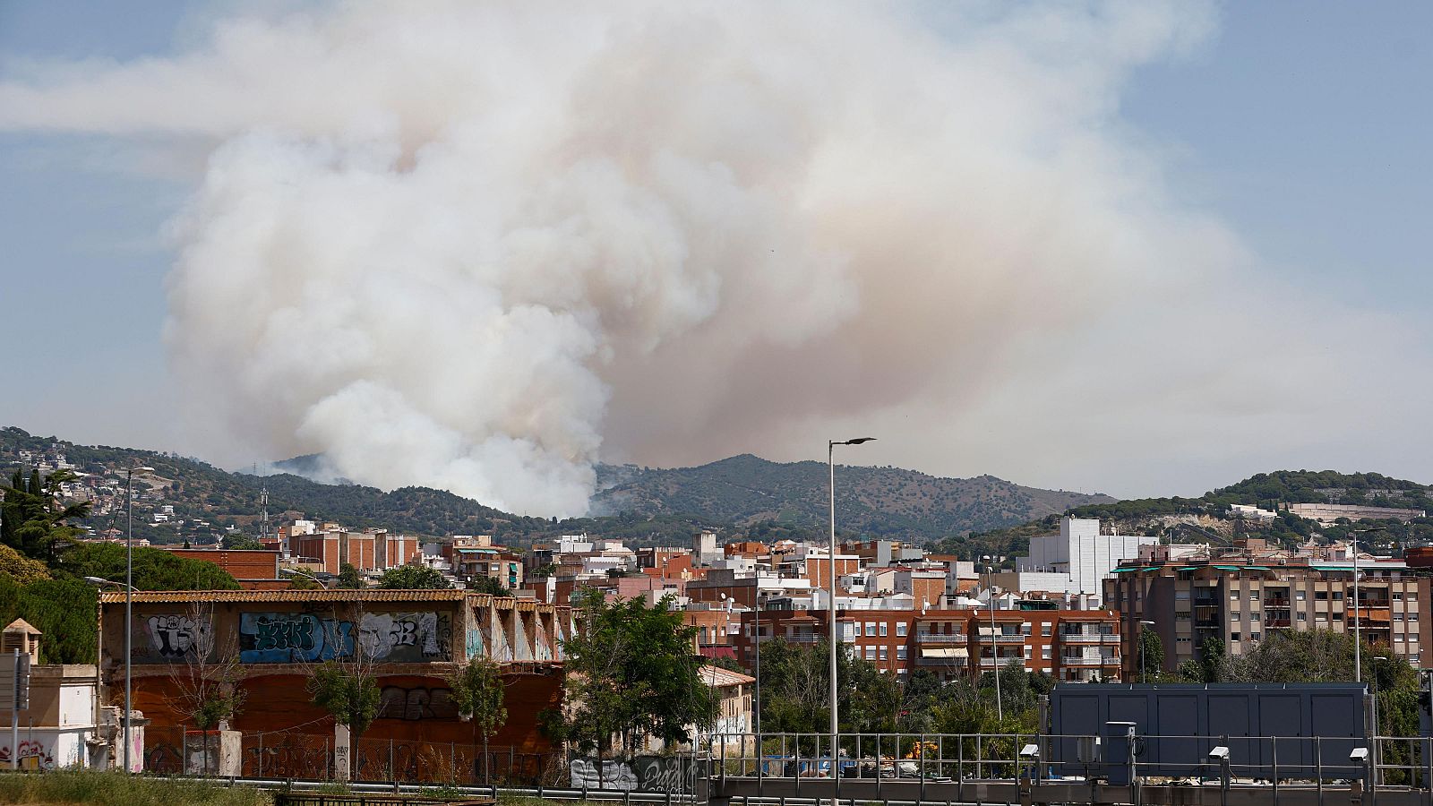 Un detenido por el incendio en Tiana, que afecta a 10 hectáreas y mantiene a tres urbanizaciones confinadas | Ver
