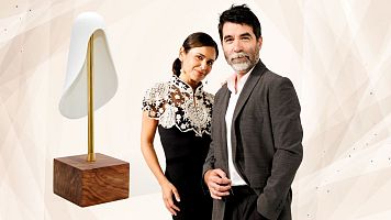 Elena S Sanchez y Rafa Mu�oz con Prmio de la Moda de Espa�a