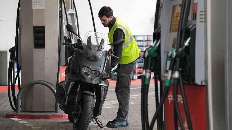Repostar en gasolineras lowcost permite ahorrar hasta 300 euros al año: aquí están las estaciones más baratas de España