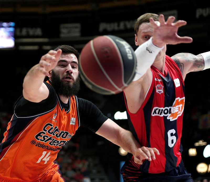 Valencia Basket doblega al Baskonia y aprieta la lucha en la parte alta