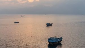 Barcos anclados frente a la pen�nsula oman� de Musandam, cerca del estrecho de Ormuz. Ir�n lanz� ataques contra posiciones estadounidenses en el Golfo en respuesta a bombardeos recientes de Estados Unidos sobre el pa�s.