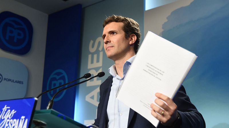 Casado muestra unos títulos en Twitter después de que se publicase que su formación en Harvard fue en Aravaca
