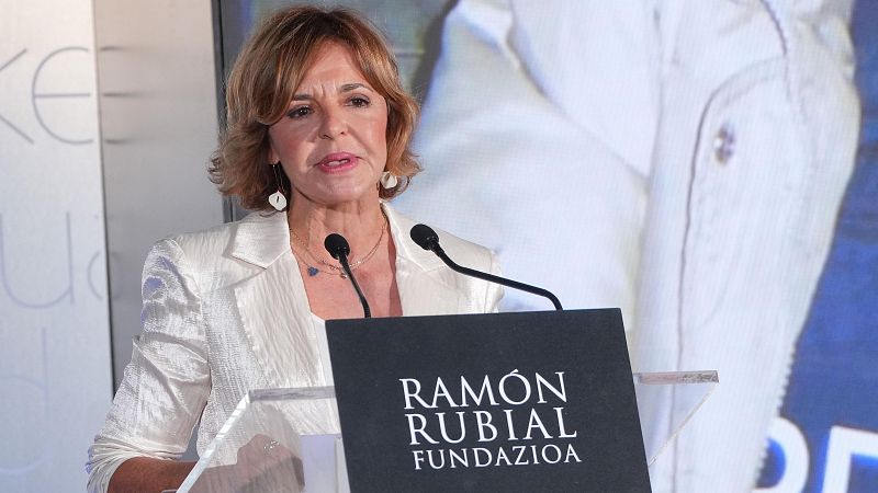 La periodista de TVE Almudena Ariza recibe el premio Ramón Rubial a la Comunicación