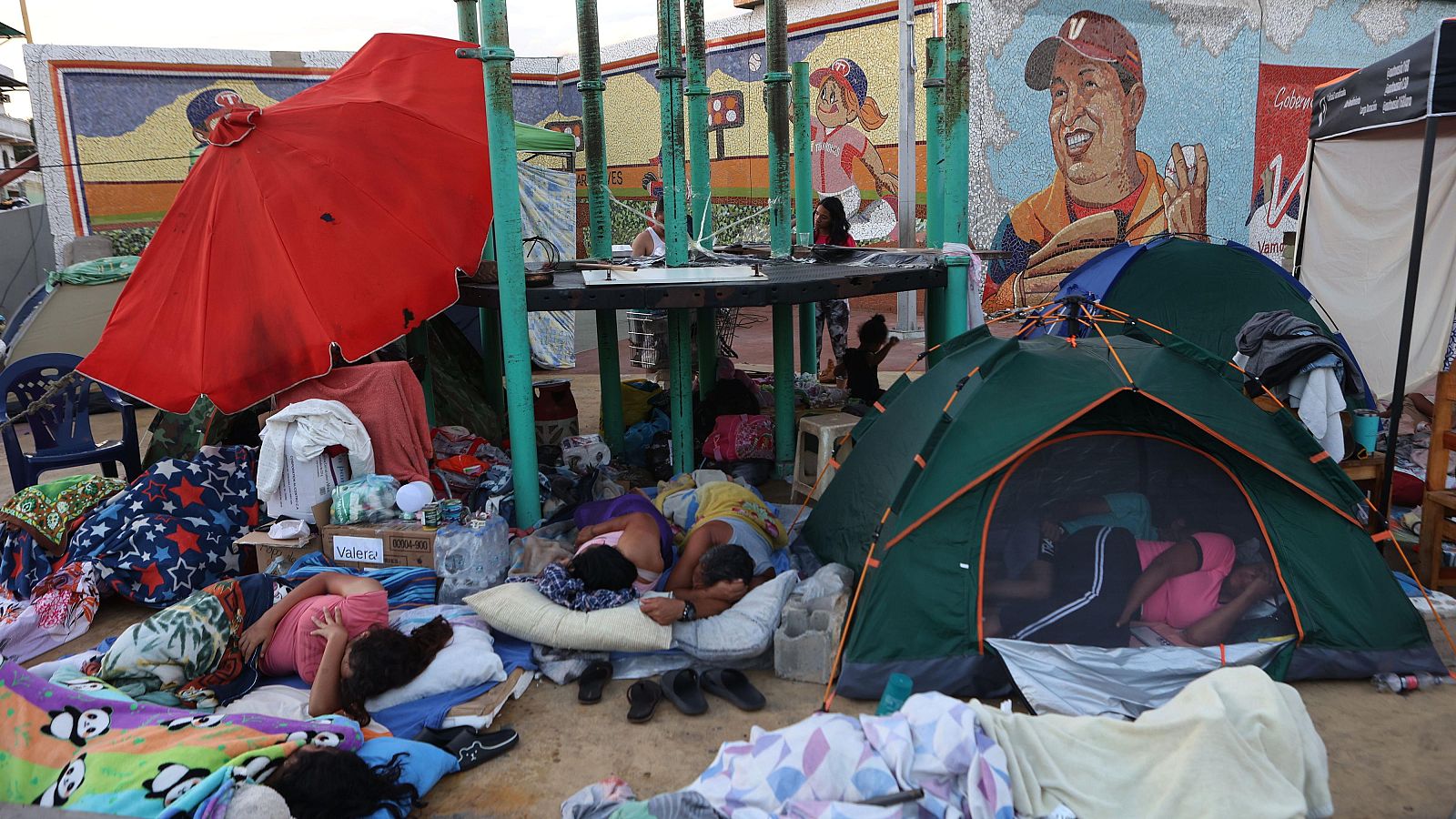 Varias familias pasan la noche en la calle en Caracas tras los terremotos - Telediario Fin de Semana | Ver