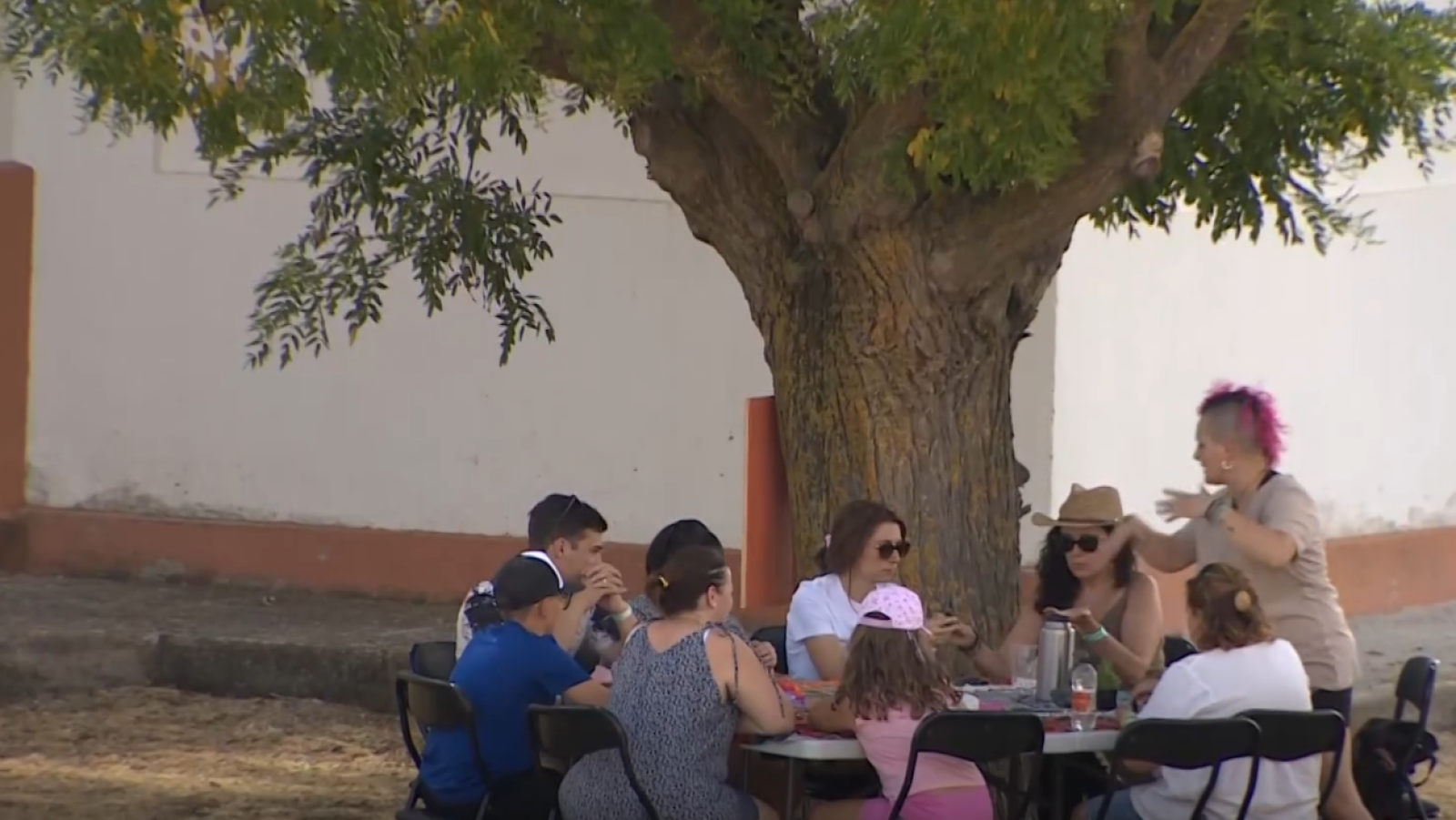 El reto de un pueblo de Aragón para pasar el día sin móviles | Ver