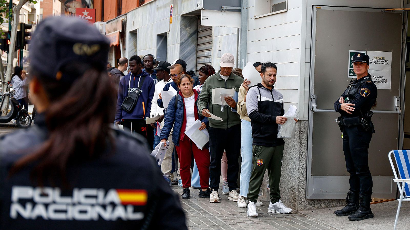 Las solicitudes de regularización se sitúan en 1,2 millones a un día del cierre del plazo - Telediario 1 | Ver
