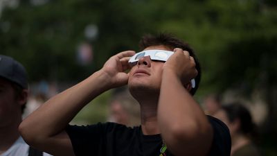 El eclipse de Sol desata la especulación de las gafas homologadas, pero un astrofísico quiere "reventar el mercado"