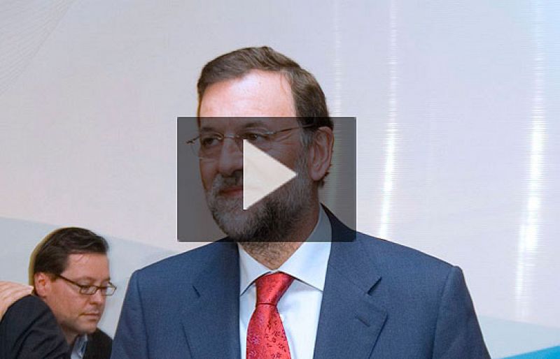 Rajoy pide a Zapatero que tome medidas que den "seguridad y confianza a los ahorradores"