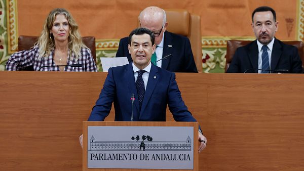 El candidato del PP a la reelecci�n, Juanma Moreno, pronuncia un discurso ante el Parlamento de Andaluc�a