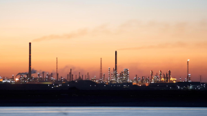 Vista nocturna de las instalaciones industriales en la R�a de Huelva