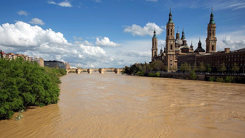 La crecida del Ebro mantiene en tensa calma a Aragón ante el riesgo de inundaciones