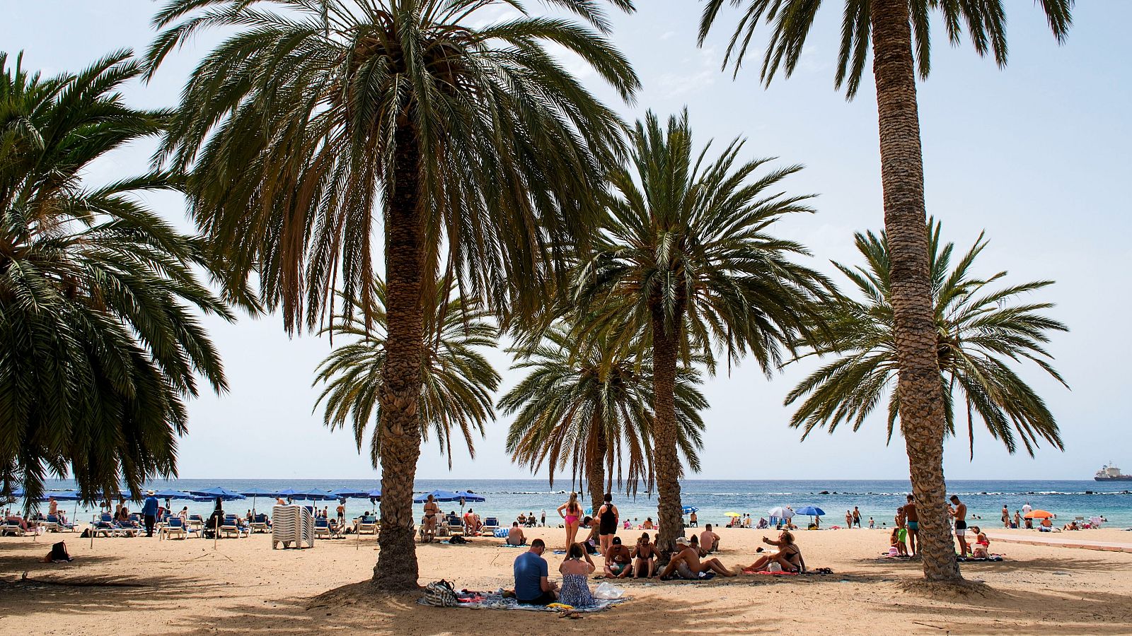 Un grupo de personas este martes en la playa de Las Teresitas, en Santa Cruz de Tenerife.
