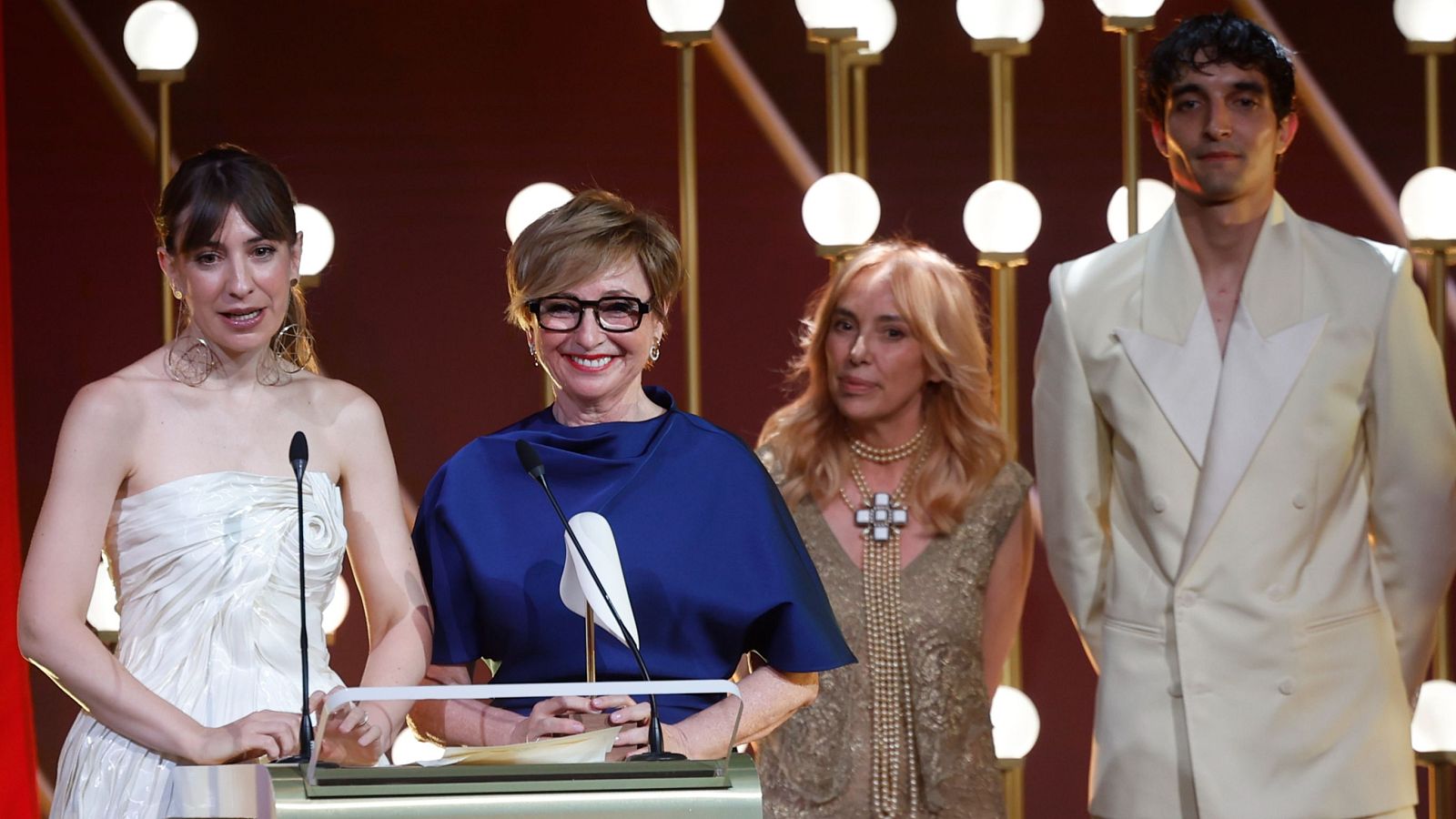 La firma Isabel Sanchis, tras recibir el premio a 'Mejor colecci�n', durante la entrega de los III Premios Academia de la Moda Espa�ola .