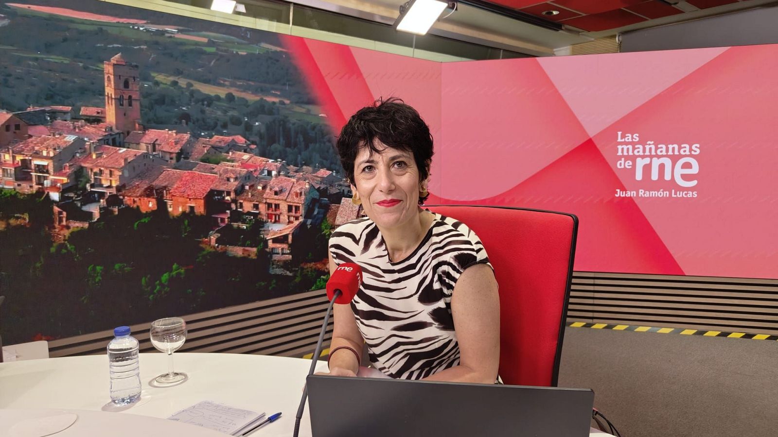 Elma Saiz: "Más de un millón de personas dejan de estar en los márgenes" - Las mañanas de RNE | Ver