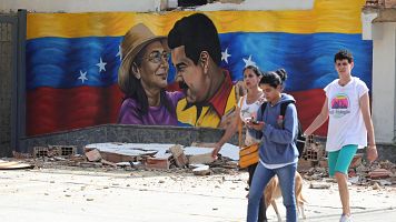 Un mural de Nicol�s Maduro en mitad de los escombros en La Guaira