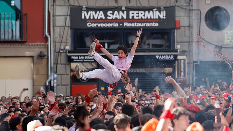 Explosión de alegría y color: las mejores imágenes del Chupinazo de San Fermín 2026