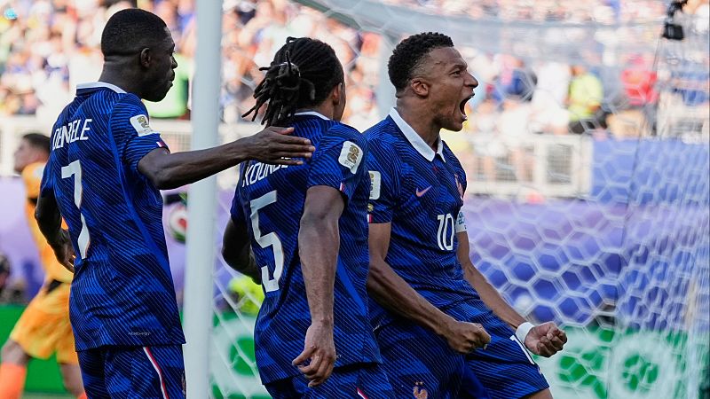 Kylian Mbappé de penalti desatasca a Francia ante Paraguay y mantiene su pulso goleador con Messi