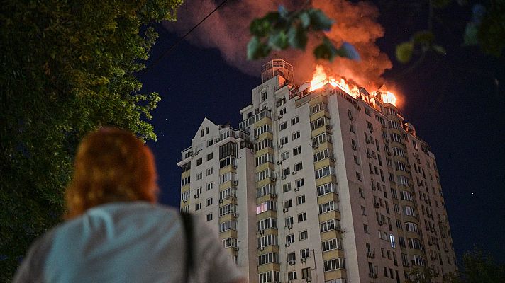 Al menos ocho muertos en una oleada de ataques rusos sobre Kiev que deja varios edificios en llamas