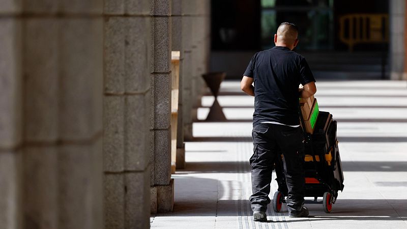 España baja de 2,3 millones de parados por primera vez desde enero de 2008 y suma 128.533 afiliados en junio