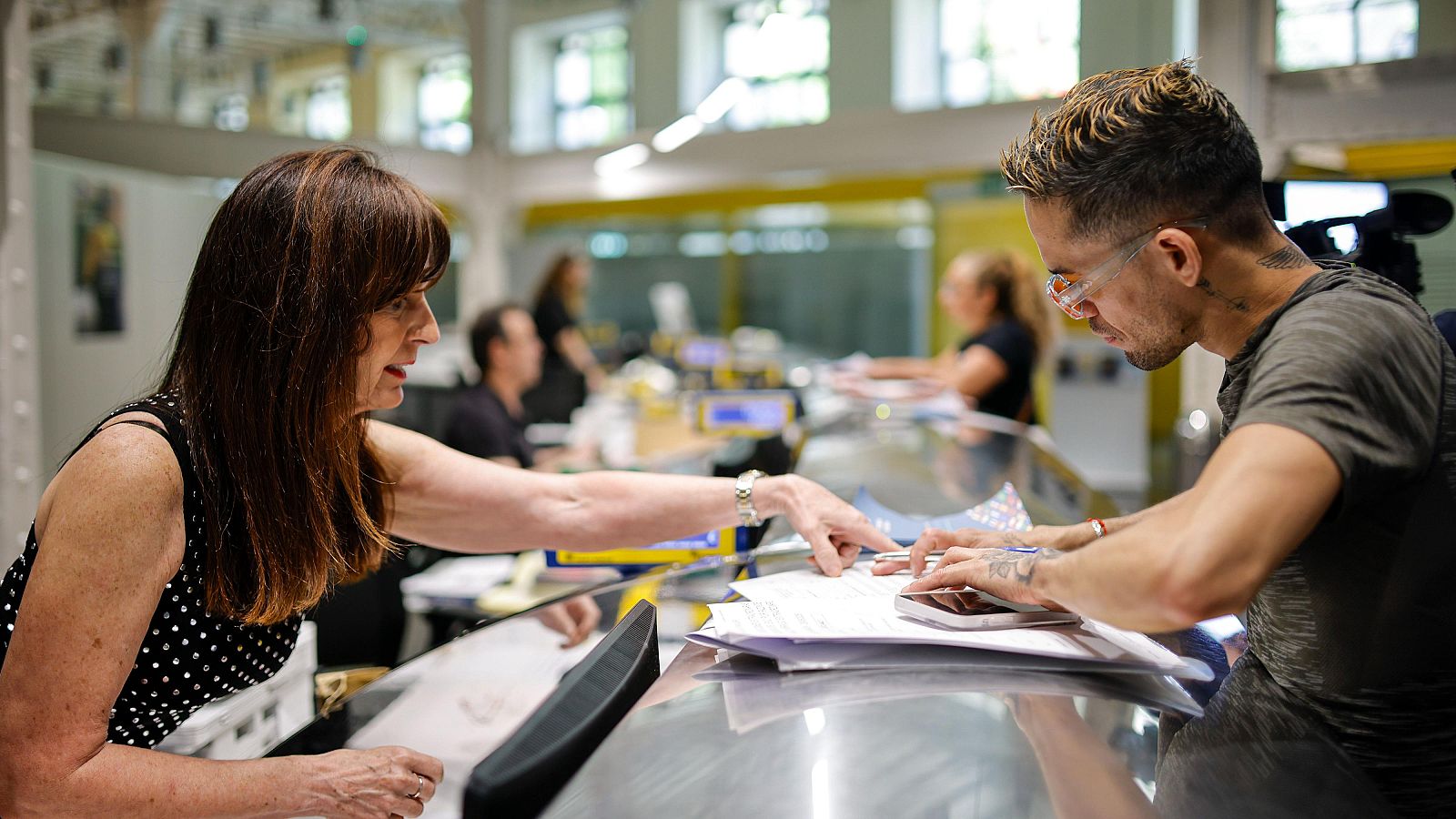 Casi 1,2 millones de migrantes solicita la regularización extraordinaria - Telediario 1 | Ver