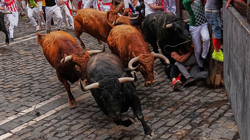 El cuarto encierro de San Fermín 2026 al detalle: una carrera de infarto con los toros a la cabeza y pánico en Mercaderes