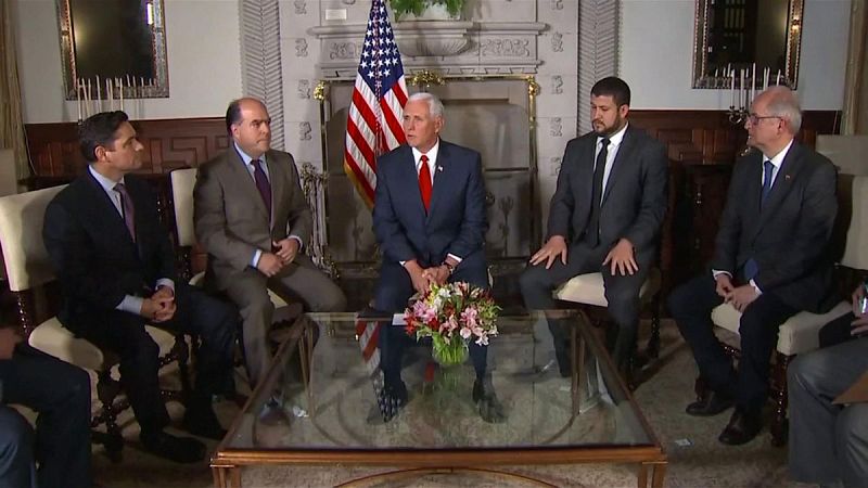 Pence promete apoyo a opositores de Venezuela y Cuba en su visita a Lima