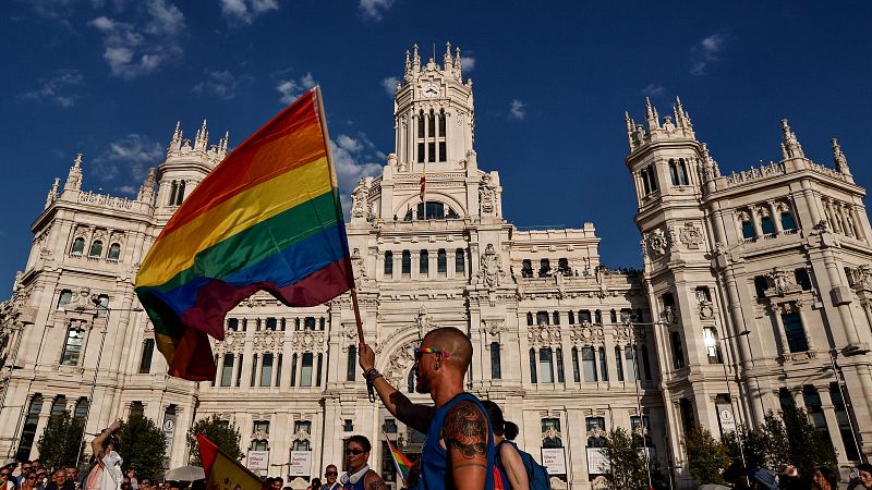 Manifestación del Orgullo 2026 desde Madrid, en directo hoy en vídeo: Miles de personas llenan el centro de la capital