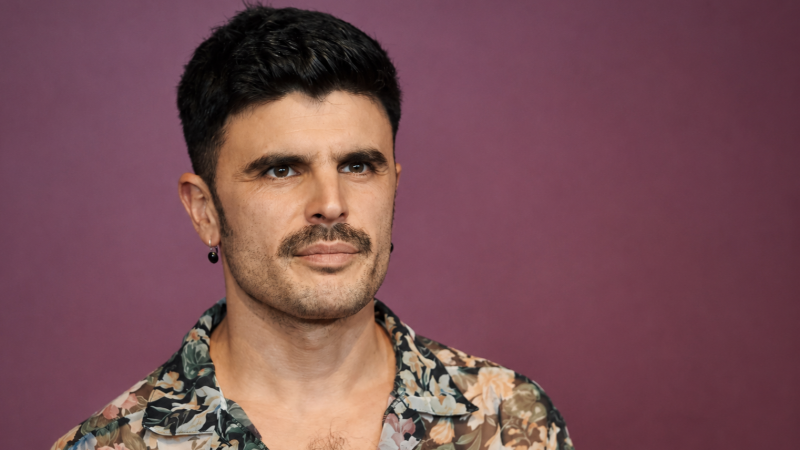 Rodrigo Cuevas sobre 'Grandes maricas y bolleras de la historia': "¿Cuántos gays y lesbianas se perdieron su primer amor?"