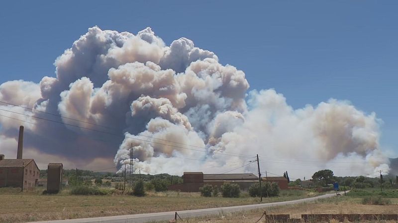 El vent dificulta l'extinció de l'incendi de la Bisbal d'Empordà