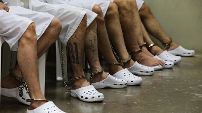 Juicios masivos y una larga espera para las familias de los presos de El Salvador