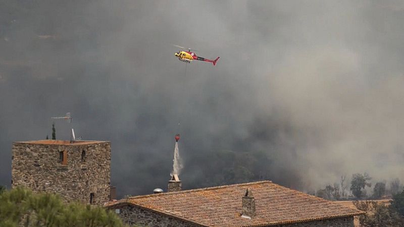 El incendio de La Bisbal mantiene siete municipios confinados y los esfuerzos se centran en el flanco derecho