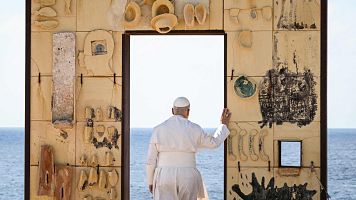 El papa visita Lampedusa e inaugura el muelle Francisco al que llegan los inmigrantes rescatados