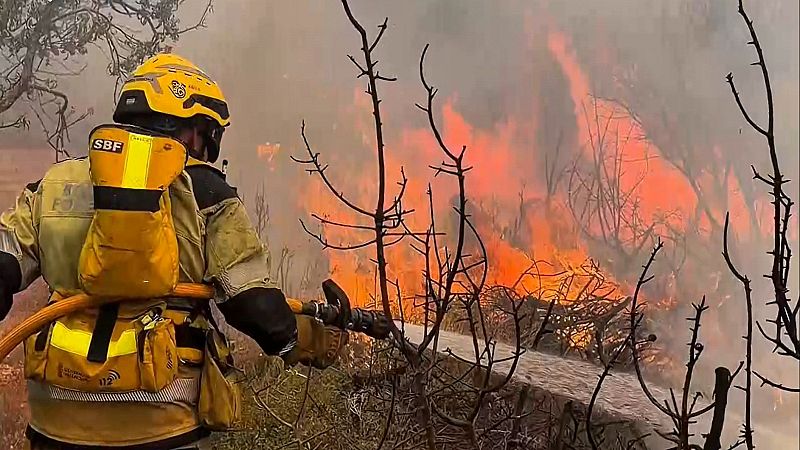 Medios aéreos tratan de sofocar un incendio en Soneja, Castellón, que ha obligado a desalojar el pueblo de Azuébar