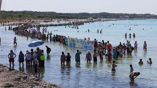 EuropaPress_7645611_decenas_personas_cadena_humana_julio_2026_sa_rapita_mallorca_islas_baleares