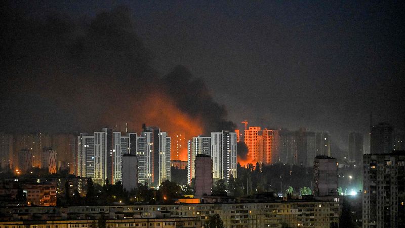 Mueren al menos 18 personas en un nuevo ataque masivo ruso contra Kiev en vísperas de la cumbre de la OTAN