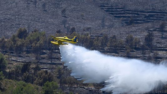 Los medios de extinci�n trabajan en el incendio forestal en Soneja (Castell�n)