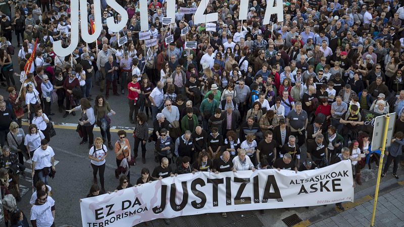 Miles de personas piden "justicia" en Pamplona para los ocho procesados de Alsasua