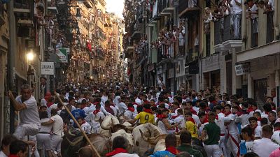Los participantes corren delante de los toros de la ganader�a Fuente Ymbro durante el primer encierro