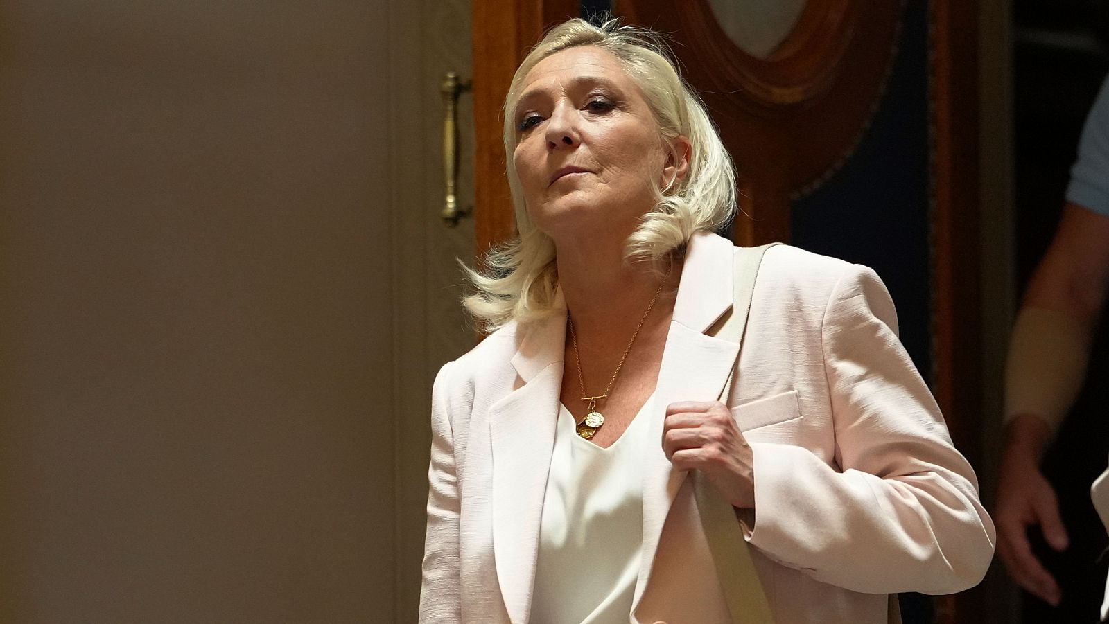 Le Pen acaricia su sueño presidencial | Ver