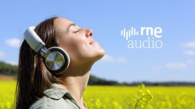 Los mejores podcast para escuchar este verano: ¡Tú eliges cuál metes en la maleta!
