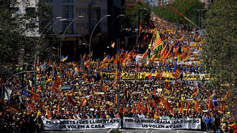Miles de personas se manifiestan en Barcelona por la libertad de los líderes independentistas encarcelados