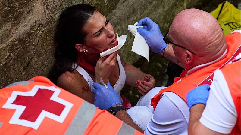 La carrera más peligrosa suma 14 heridos, uno por asta de toro en la cara: parte médico del quinto encierro de San Fermín