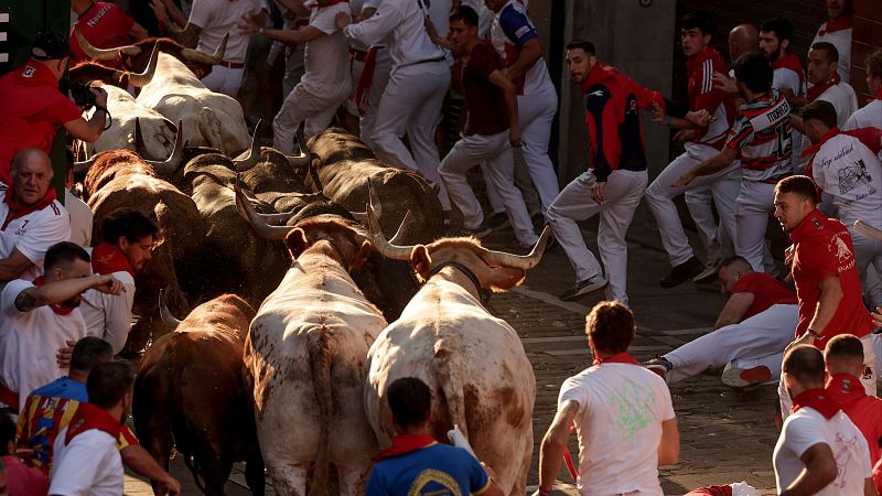 Trepidante y al vuelo: las fotos más impactantes del tercer encierro de San Fermín 2026