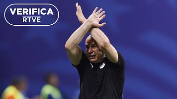 El gesto del seleccionador egipcio ante Argentina: �protesta o aviso de racismo?