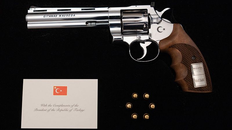 Un revólver personalizado y munición real: el polémico regalo del presidente turco Erdogan a los líderes de la OTAN