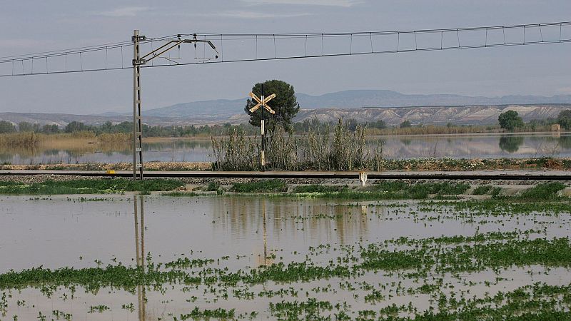 La crecida del Ebro pasa por Zaragoza sin daños, pero la Ribera Baja sigue en alerta