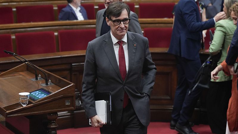 El 'president' de la Generalitat, Salvador Illa, a su salida de una sesi�n plenaria, en el Parlament de Catalu�a