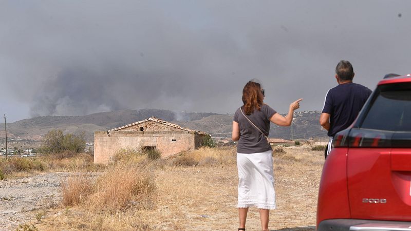 Miedo e incertidumbre por el avance del fuego en Almer�a: "Muchos vecinos no saben si se han quemado sus casas"
